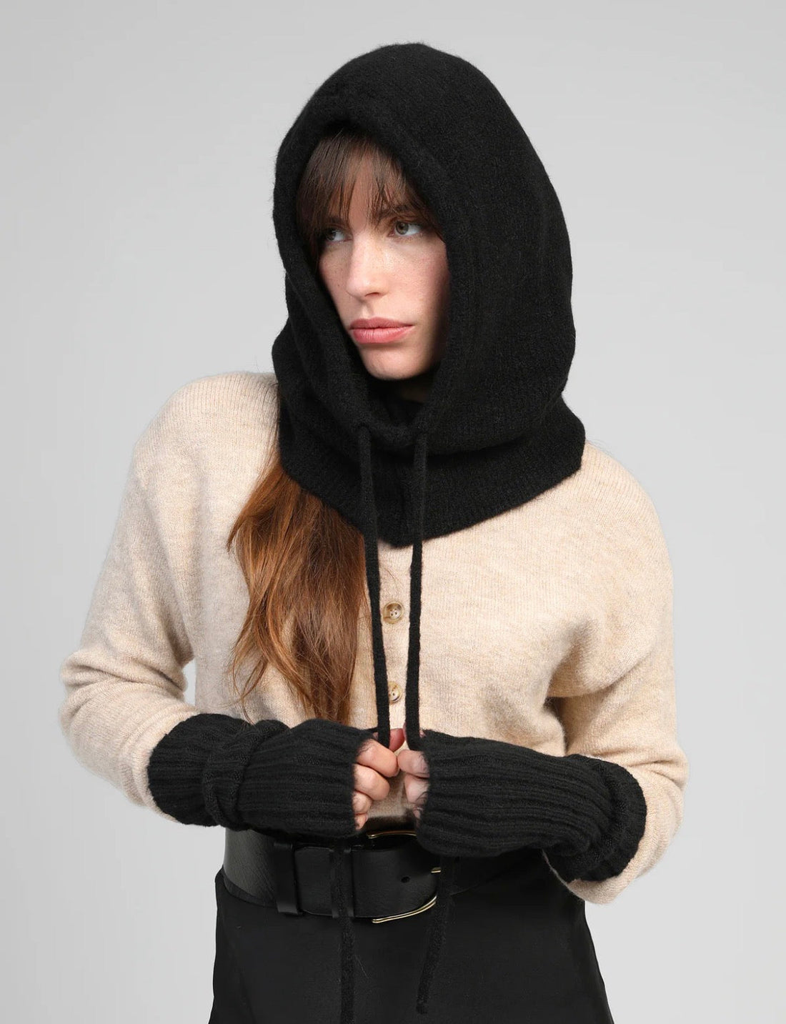 Cagoule , mitaines et écharpe triangle les accessoires stars de l’hiver