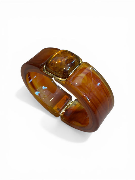 Bracelet manchette QUAIA en résine effet ambre & acier inoxydable doré ouvrant