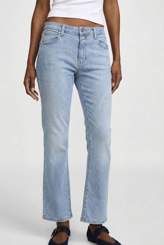 Jean Please Iconic Lightdenim -Le droit parfait qui allonge la silhouette