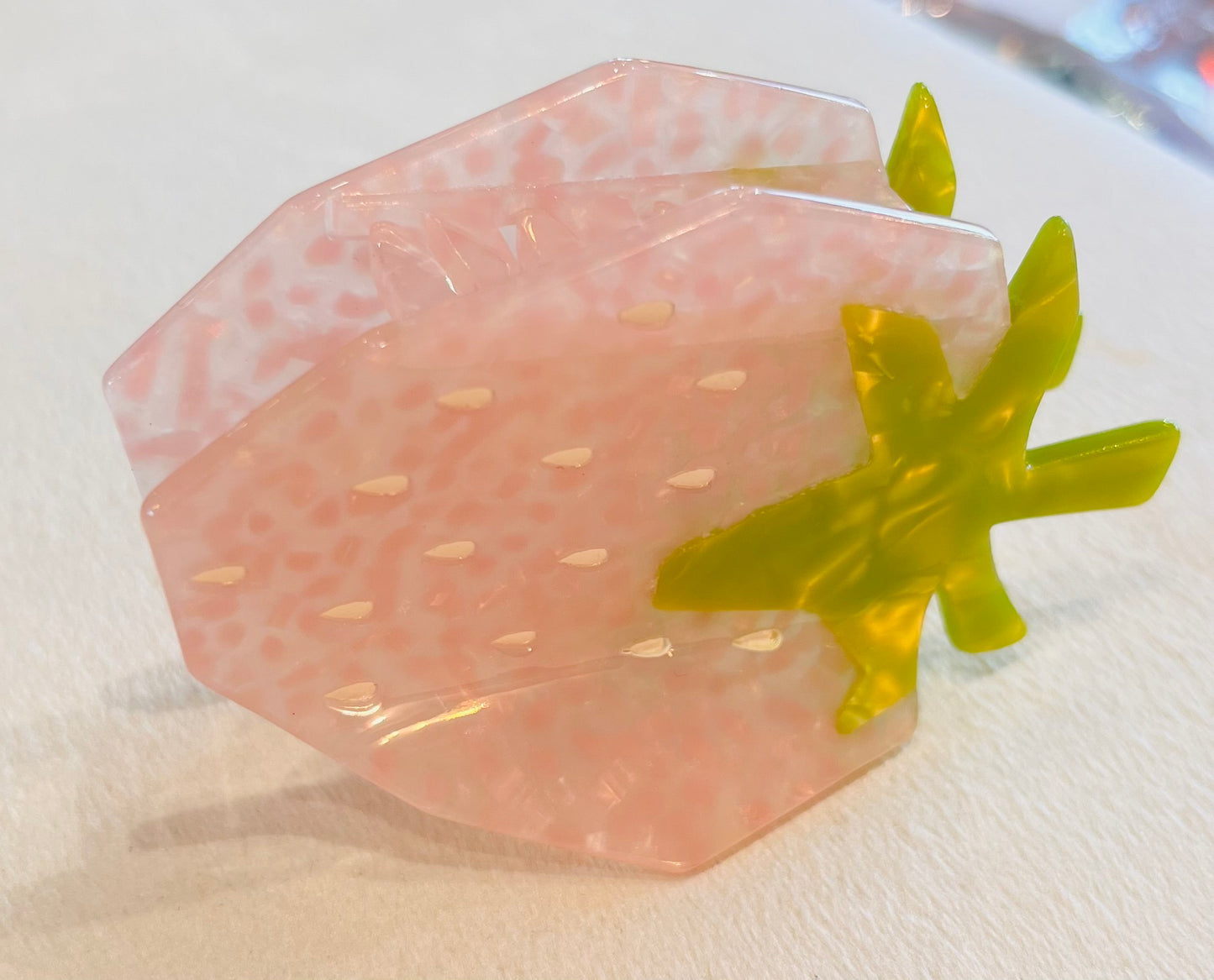 Pince à cheveux Fraise en acétate rose -Accessoire cheveux tendance femme