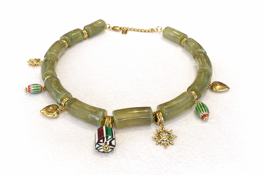 Collier Quaia Résine kaki& charms dorés|bijou tendance femme