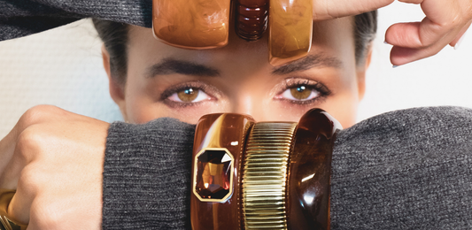 Bracelet manchette QUAIA en résine vert céladon & acier inoxydable doré ouvrant