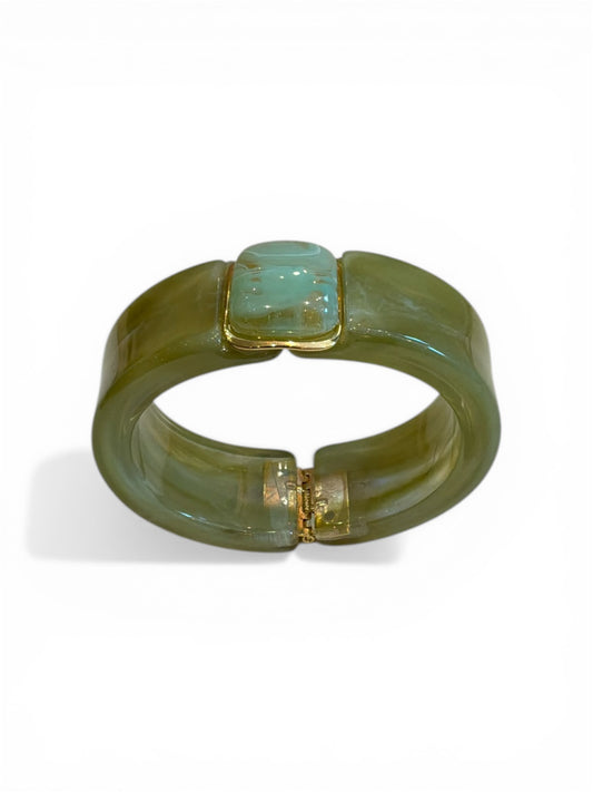 Bracelet manchette QUAIA en résine vert céladon & acier inoxydable doré ouvrant