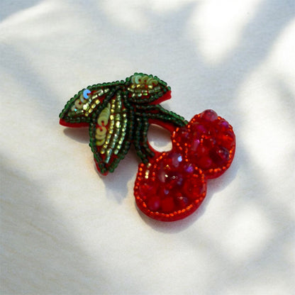 Broche Cerises Perles & Strass – Schouia | Accessoire Mode Fun Femme