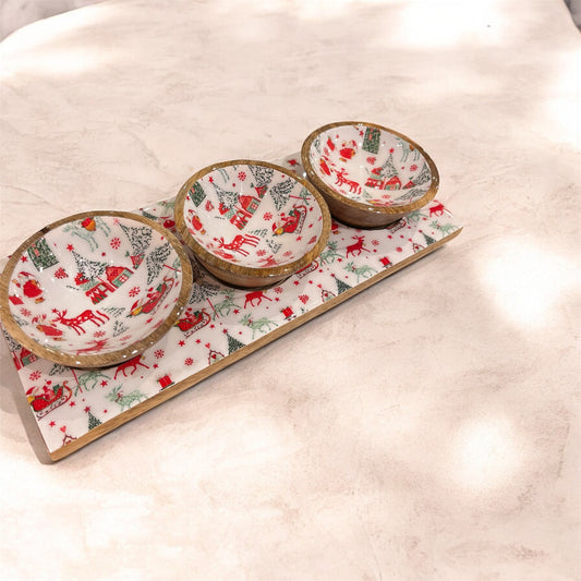 Trio de bols de Noël sur plateau assorti .